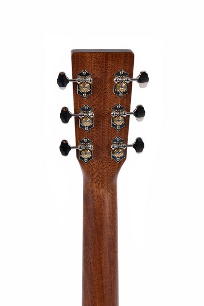 Modèle S000M-10E, Forme 000, table épicéa Sitka massif, f/e acajou massif, touche micarta, EQ LR Baggs, soft case, naturel
