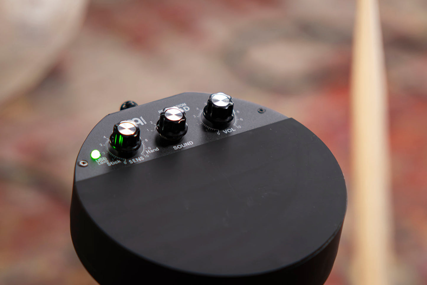 Pad de percussion compact électronique avec 5 sons différents, batterie rechargeable et adaptable à une perche de cymbale