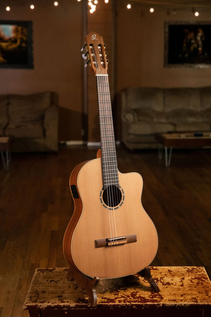 RCE131, pan coupé, EQ MagusPro, table cèdre rouge massif, fond & éclisses acajou, manche acajou (sillet 52 mm), housse, naturel