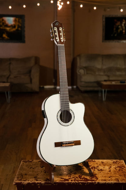 RCE145, modèle à caisse fine, pan coupé, EQ MagusPro, table épicéa massif, manche acajou (sillet 48 mm), blanc brillant