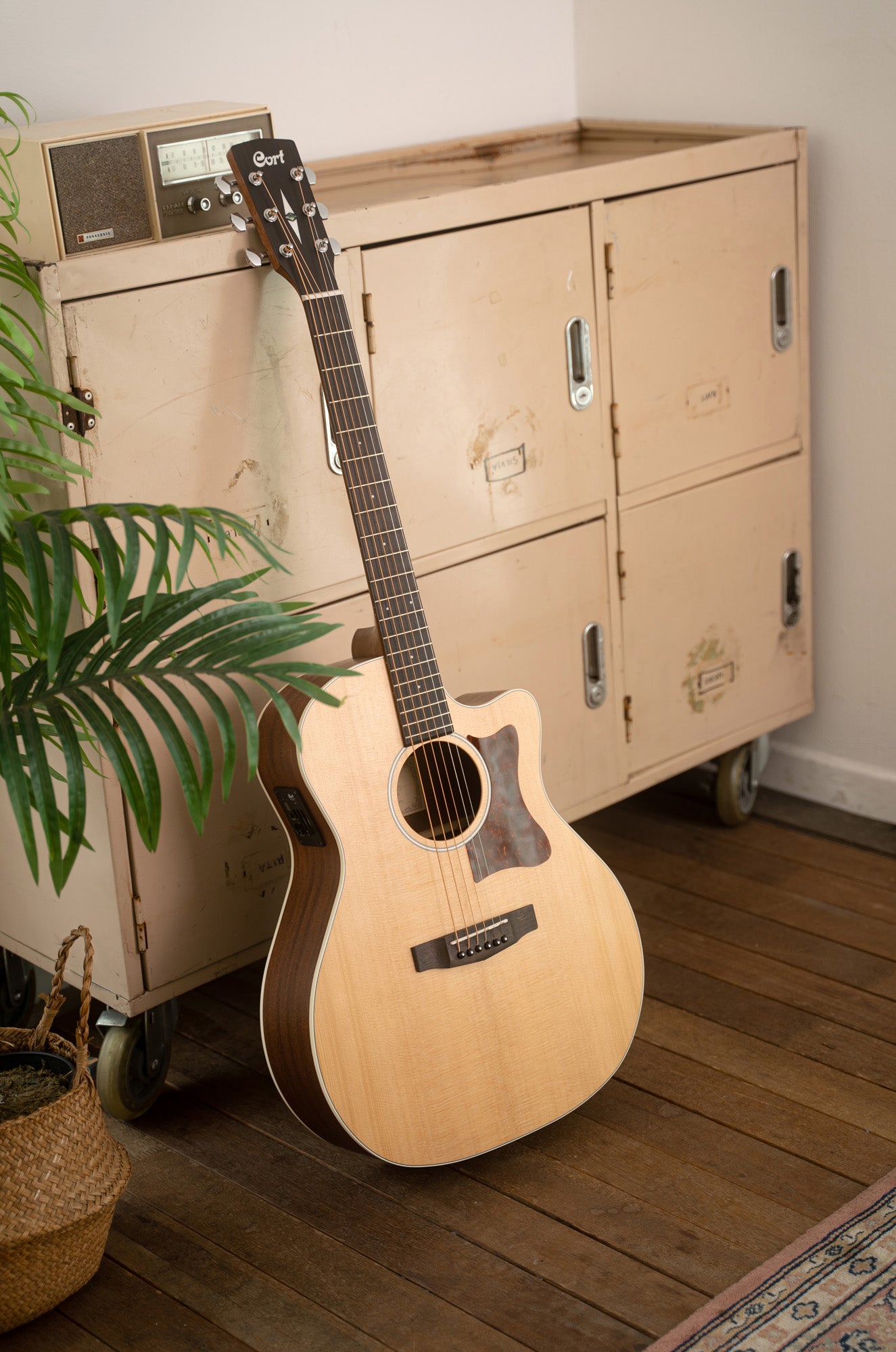 GA1E, table épicéa massif, fond & éclisses acajou, manche acajou, EQ CE304T, naturel pores ouverts