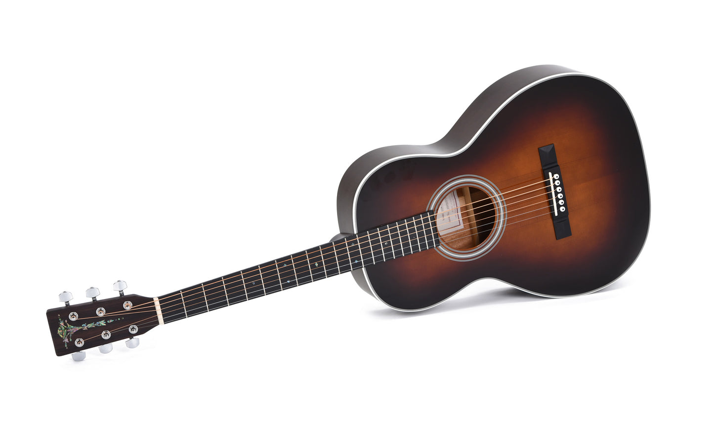 Modèle 00M-1SL-SB, Forme 00, table épicéa massif, f/e acajou, touche micarta, sunburst brillant, gaucher