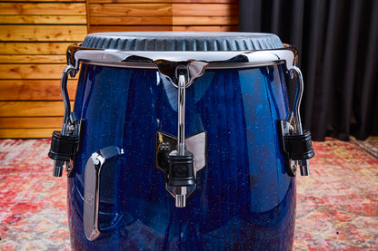 Tumba William 'Kachiro' 12" 1/2, fût pin de Nouvelle-Zélande 3 plis, hauteur 76.2cm, peau cuir de veau noir, cercles SSR 4mm