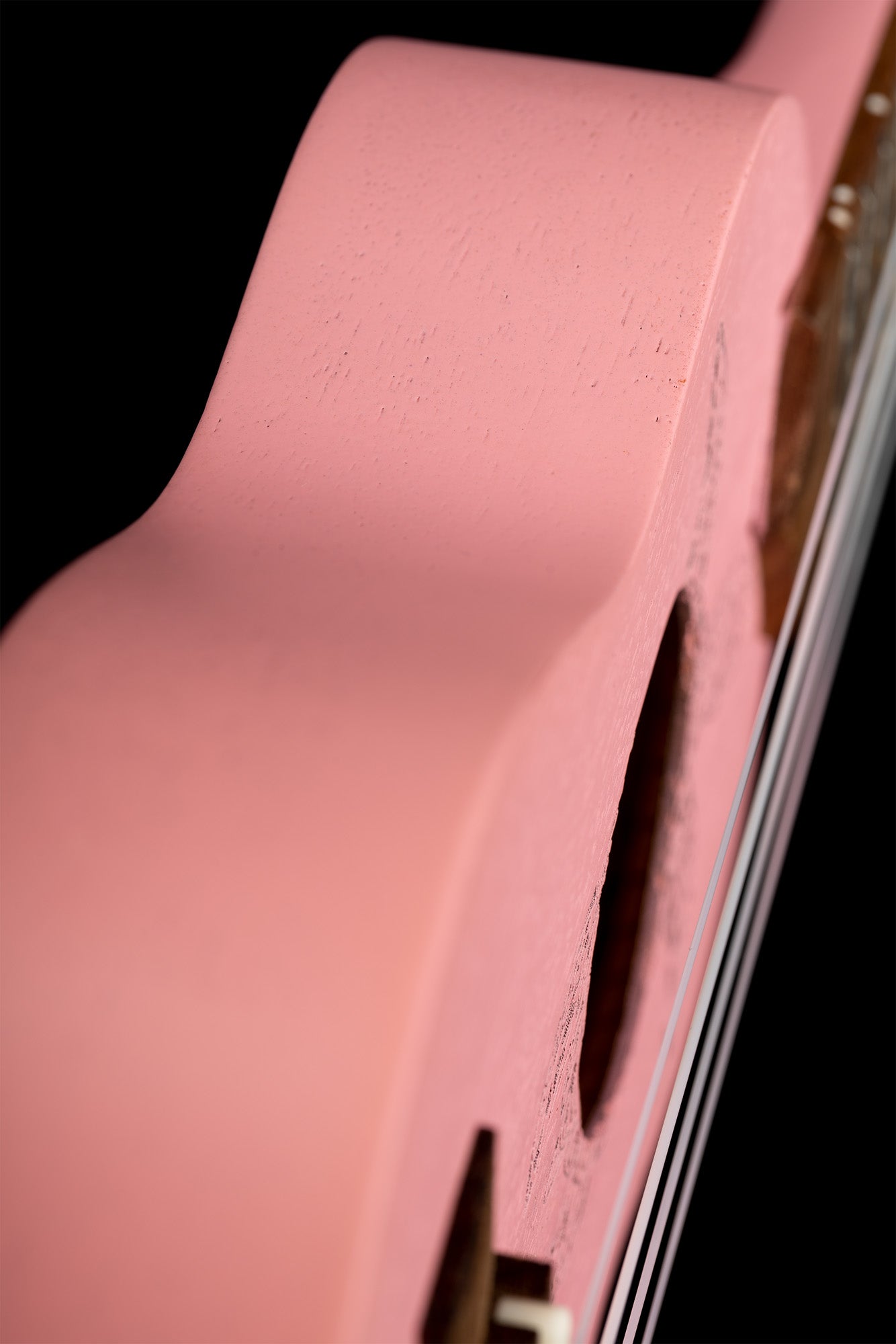 K1-PNK, ukulélé Sopranino, table okoumé avec motif tortue, fond & éclisses okoumé, manche okoumé, rose pores ouverts