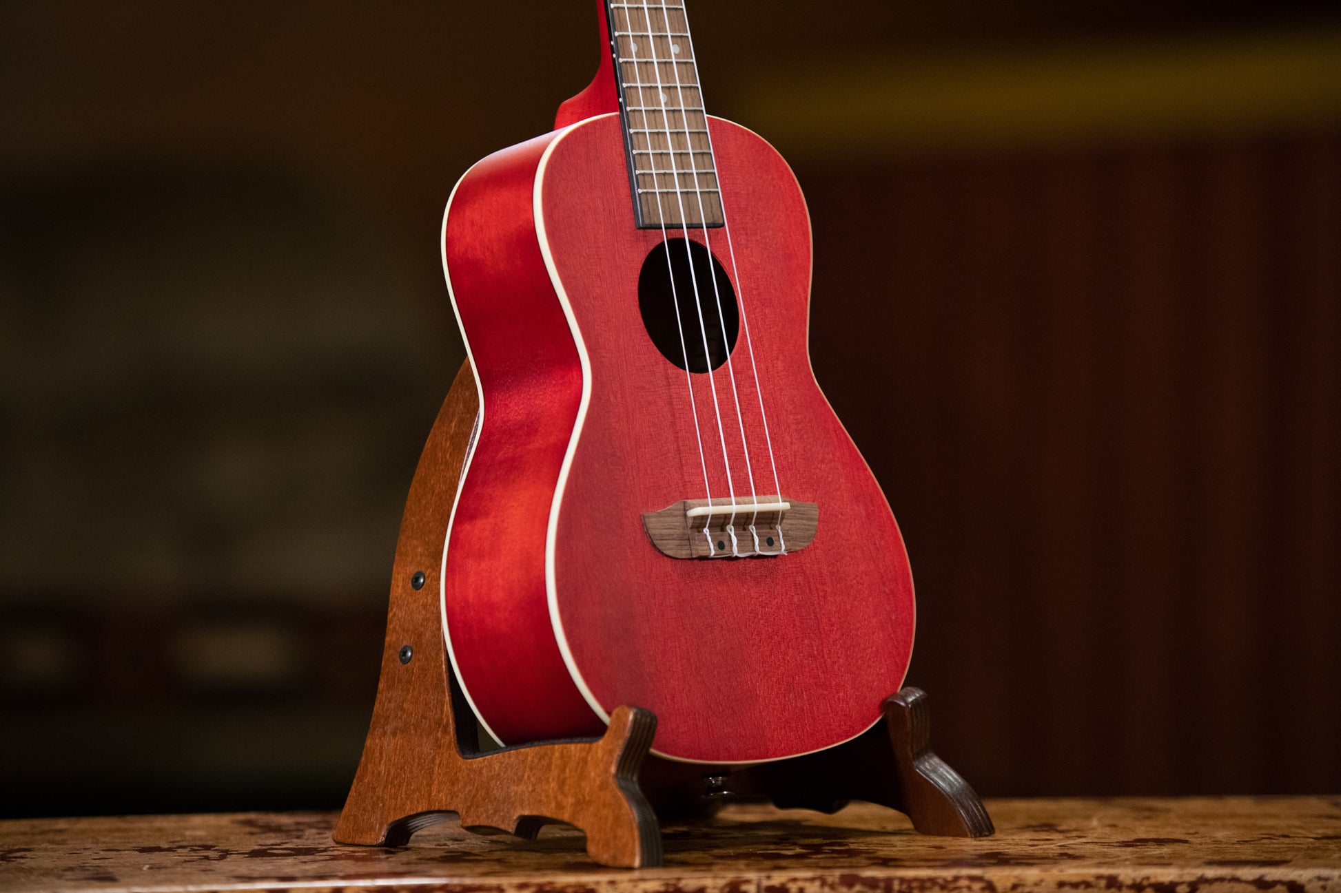 RUFIRE, modèle Concert, table okoume, fond & éclisses okoume, manche acajou, rouge satiné