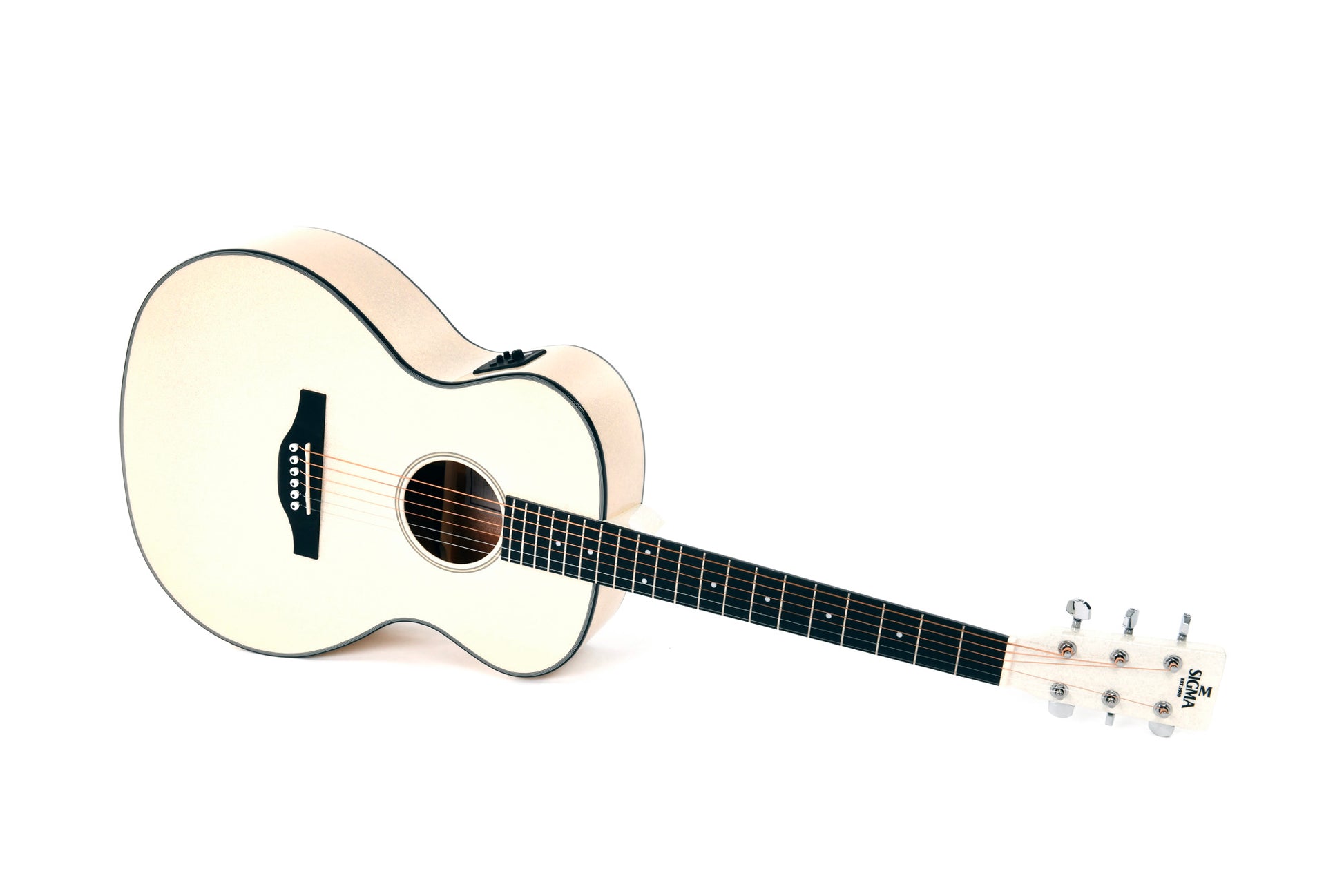 Modèle GM-1E, Grand OM, table épicéa massif, f/e acajou, touche micarta, EQ Fishman, blanc pailleté