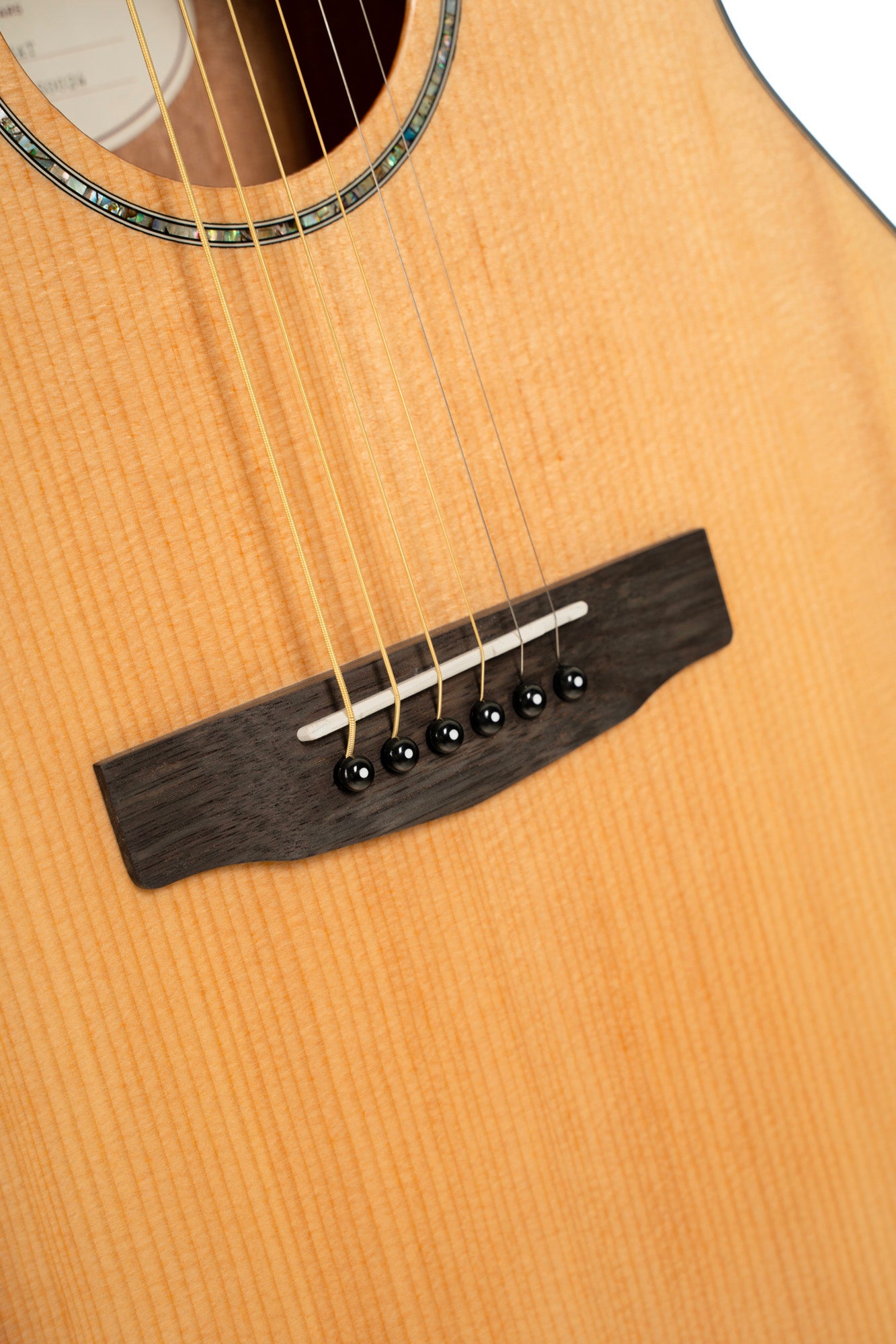 L60, forme Orchestra Model, table épicéa massif, fond & éclisses acajou, touche laurier, naturel brillant