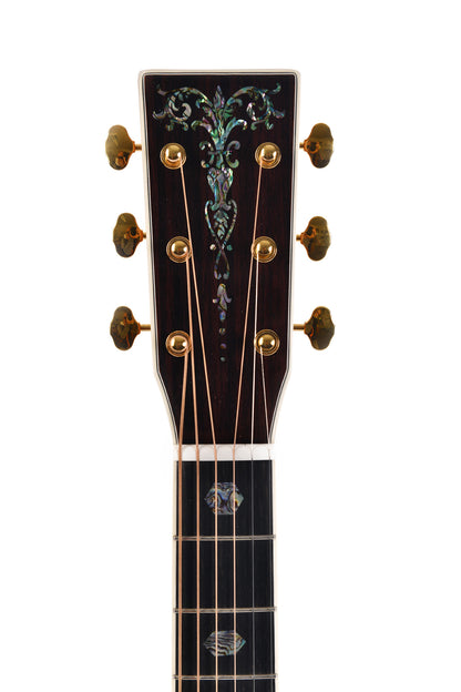 Modèle SGM-41-SB, Grand OM, table épicéa massif, f/e acajou massif, touche ébène, soft case, sunburst brillant