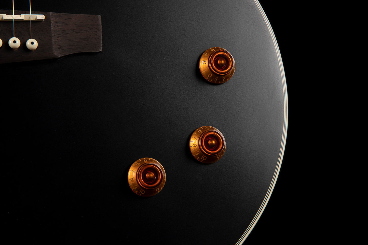 CJ Retro, table épicéa, f/e acajou, manche acajou, sillets Graphtech, EQ Fishman VTB, micro Fishman Neo-D, noir mat