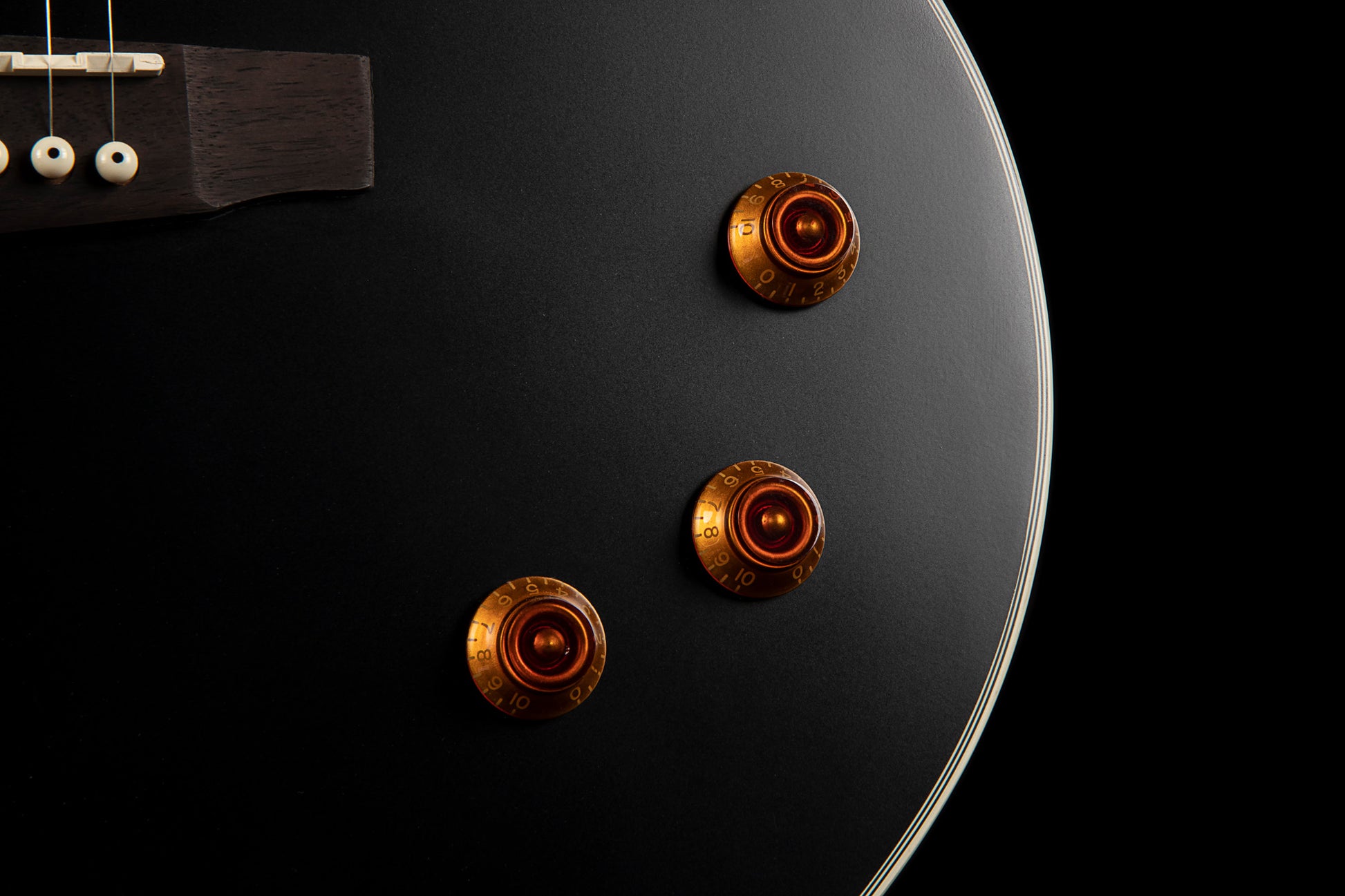 CJ Retro, table épicéa, f/e acajou, manche acajou, sillets Graphtech, EQ Fishman VTB, micro Fishman Neo-D, noir mat