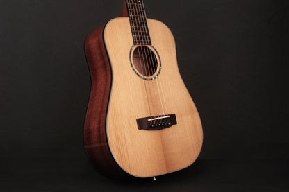 GOLD-MINI, forme Dreadnought 3/4, table épicéa massif torréfié, f/e acajou massif, avec housse, naturel brillant