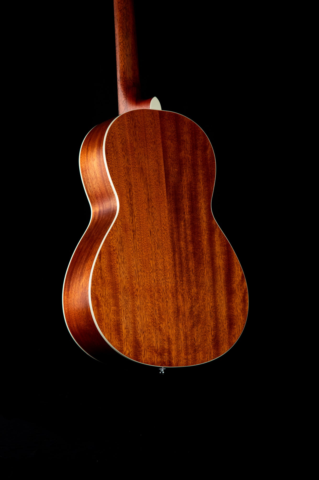 AP550, forme Parlor, table acajou, f/e acajou, manche acajou, sillet 43 mm, naturel pores ouverts