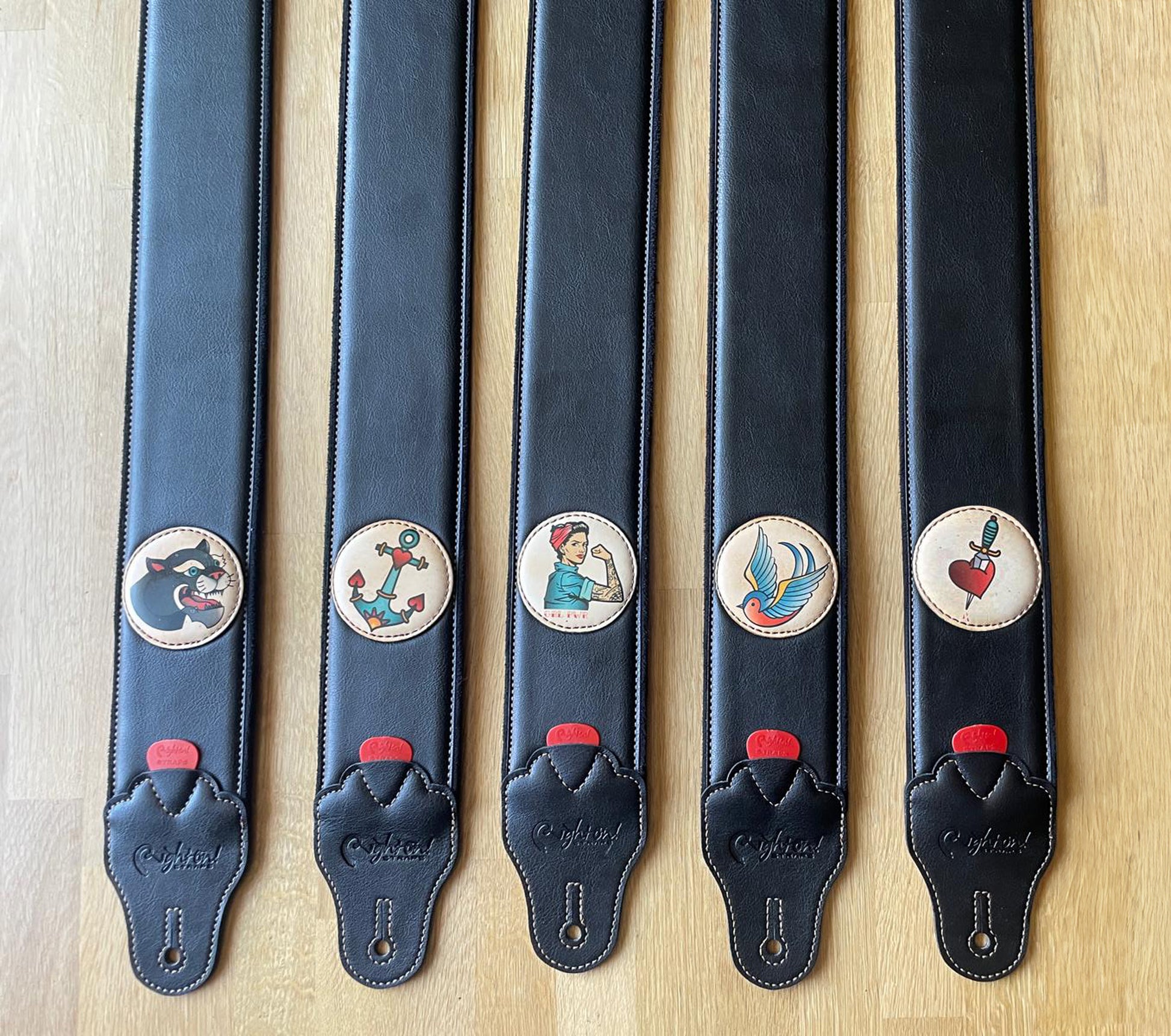 Pack de 5 courroies modèle TATOO OLD SCHOOL : 1x ANCHOR, 1x HEART, 1x PANTHER, 1x PIN-UP, 1x SWALLOW, livré en boite cartonnée