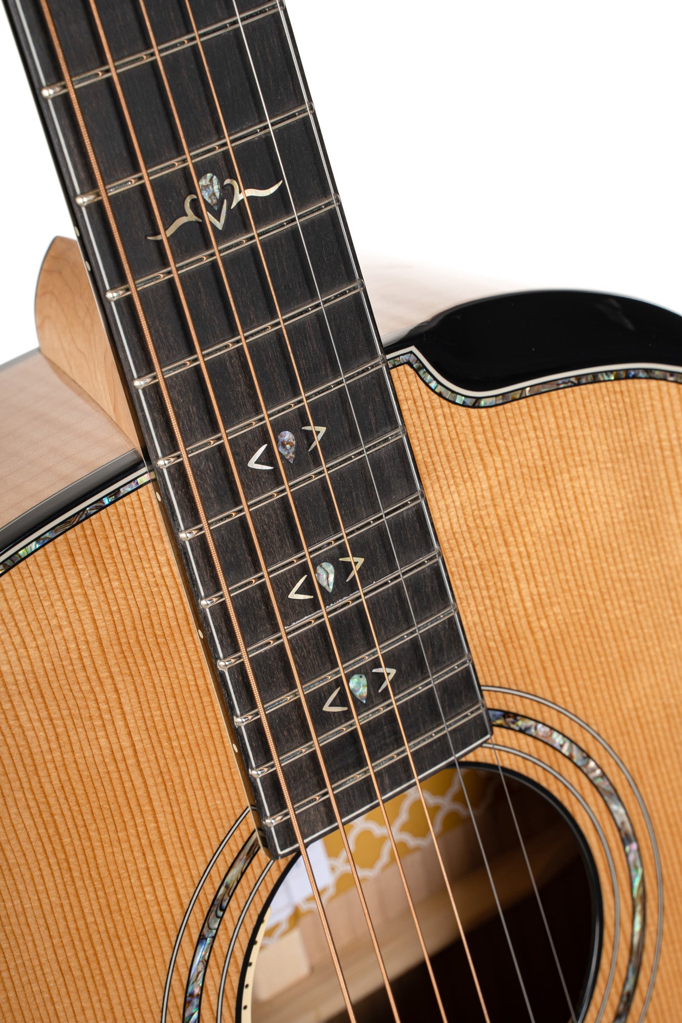 GOLD-PASSION, forme Concert, table épicéa massif torréfié, f/e érable flammé massif AAA, EQ LR Baggs, naturel brillant, étui