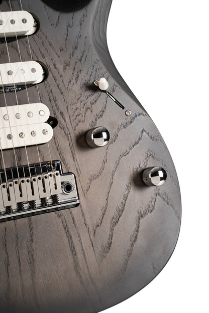 X700 Triality, corps frêne, touche érable, trémolo CFA-III, micros Fishman Fluence, housse, black burst