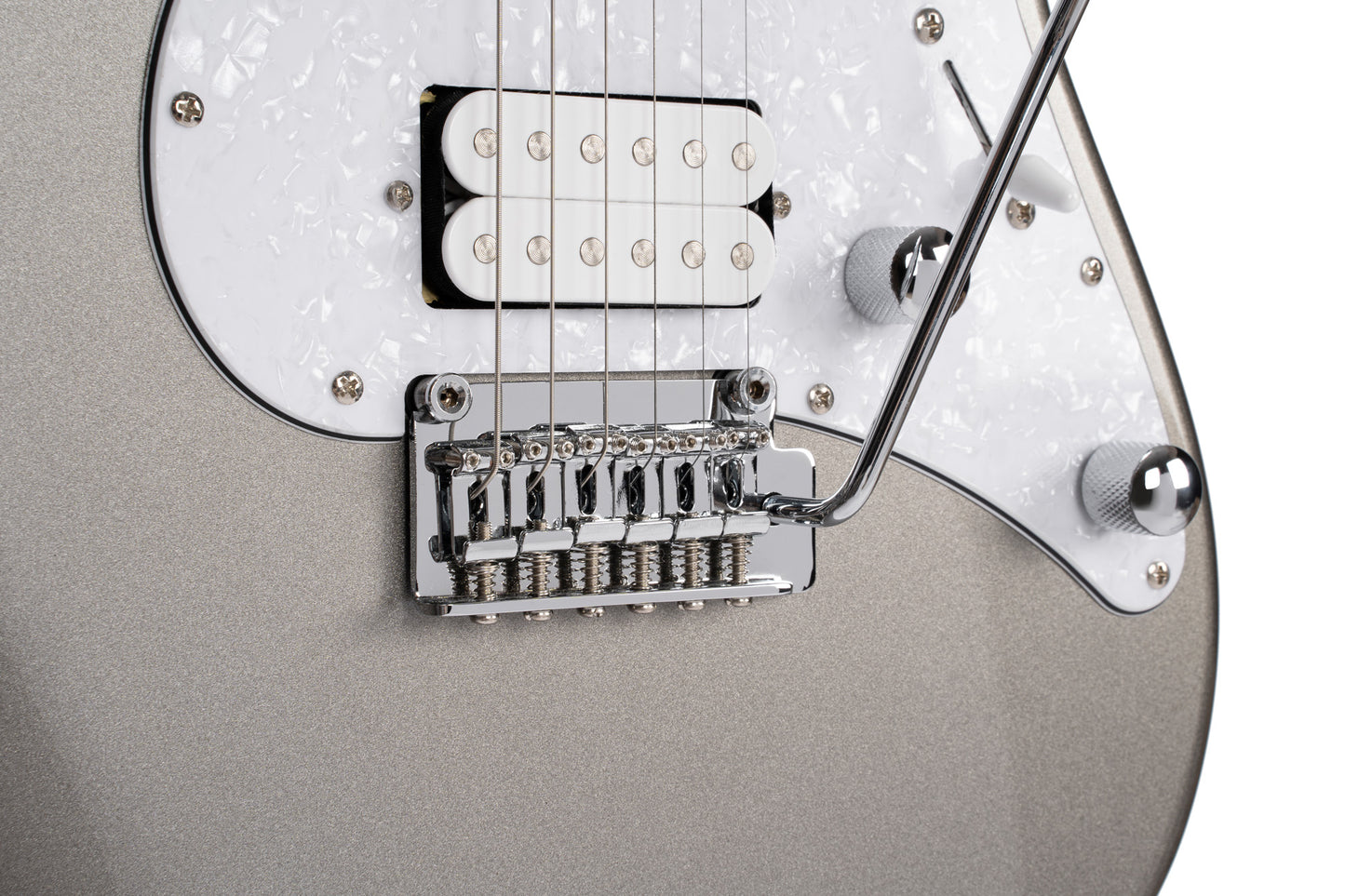 G250, corps tilleul, manche érable, touche jatoba, 1 micro double et 2 simples Cort Alnico V, trémolo, argent métallisé