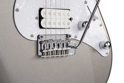 G250, corps tilleul, manche érable, touche jatoba, 1 micro double et 2 simples Cort Alnico V, trémolo, argent métallisé