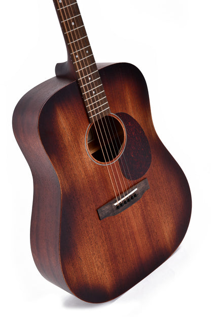 Modèle D-15-AGED, Dreadnought, table acajou, fond & éclisses acajou, sillet & chevalet en os, sunburst satiné vieilli