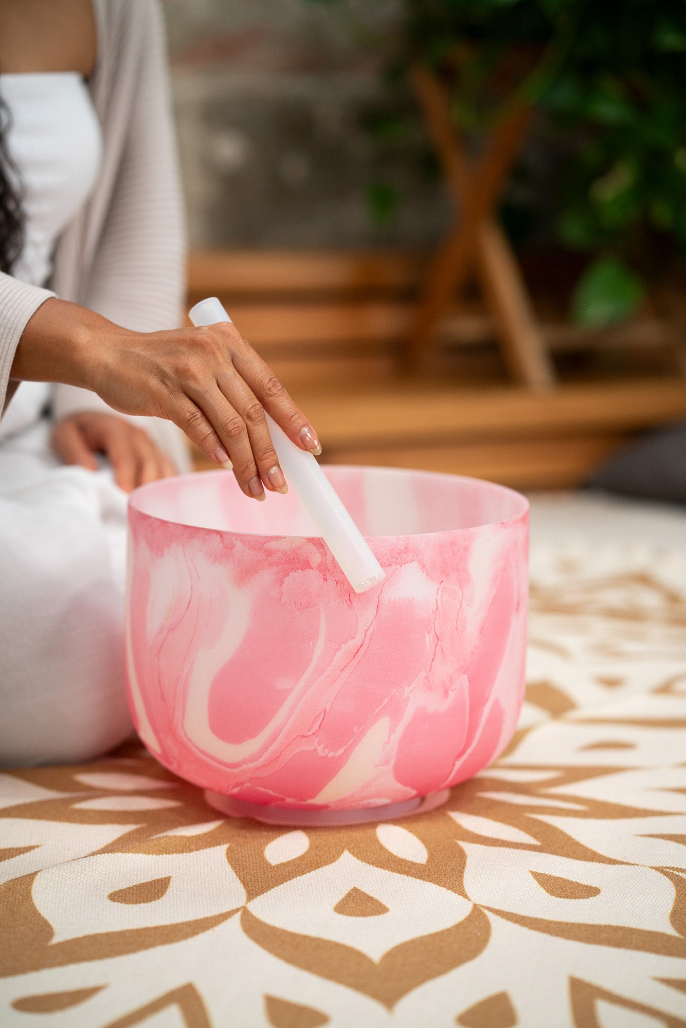 SINGING BOWL SONIC ENERGY CRISTAL 10" ROUGE, NOTE C4 CHAKRA RACINE