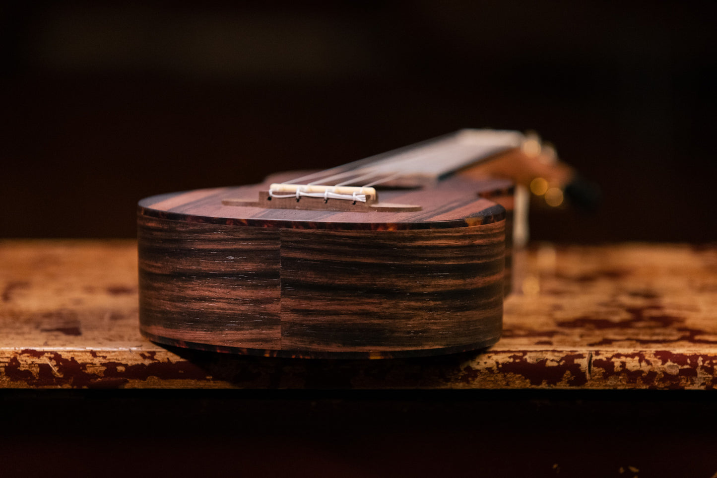 RUEB-SO, modèle Soprano, table ébène, fond & éclisses ébène, touche & chevalet noyer, housse deluxe, satiné pores ouverts