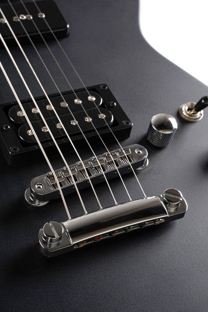 MBM-2P, signature Matt Bellamy, corps tilleul, manche érable, micros Manson & P90,"Kill" bouton, noir satiné