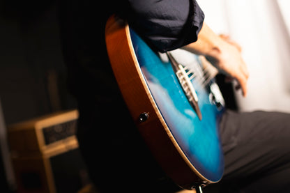 RTPDLX-FMA, modèle TourPlayer, EQ Magus X, corps okoumé, table érable flammé, sillet 48 mm, housse, bleu dégradé brillant