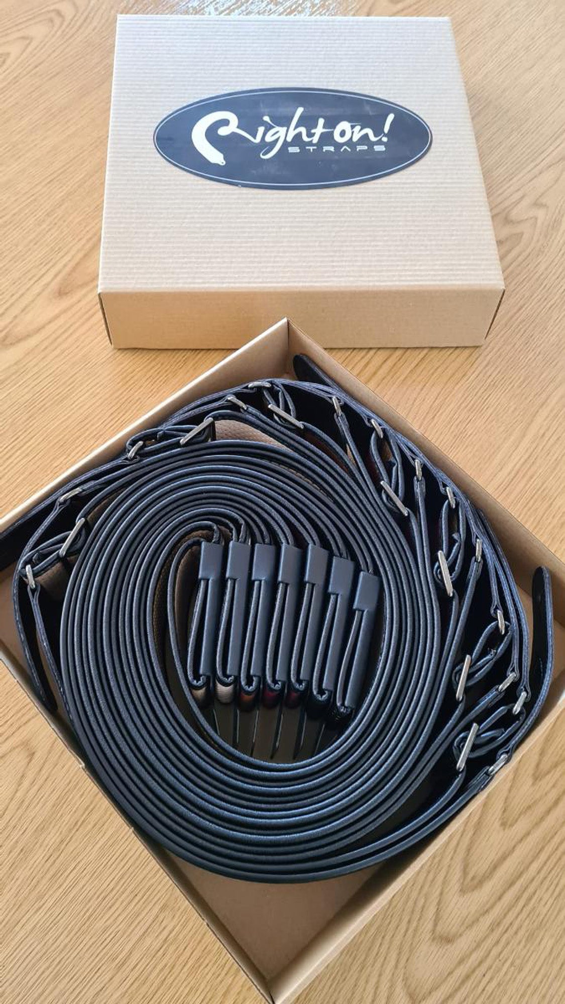 Pack de 7 courroies modèle MONTE-CARLO: 2x noir, 2x rouge, 1x woody, 1x beige, 1x vintage white, livré en boite cartonnée