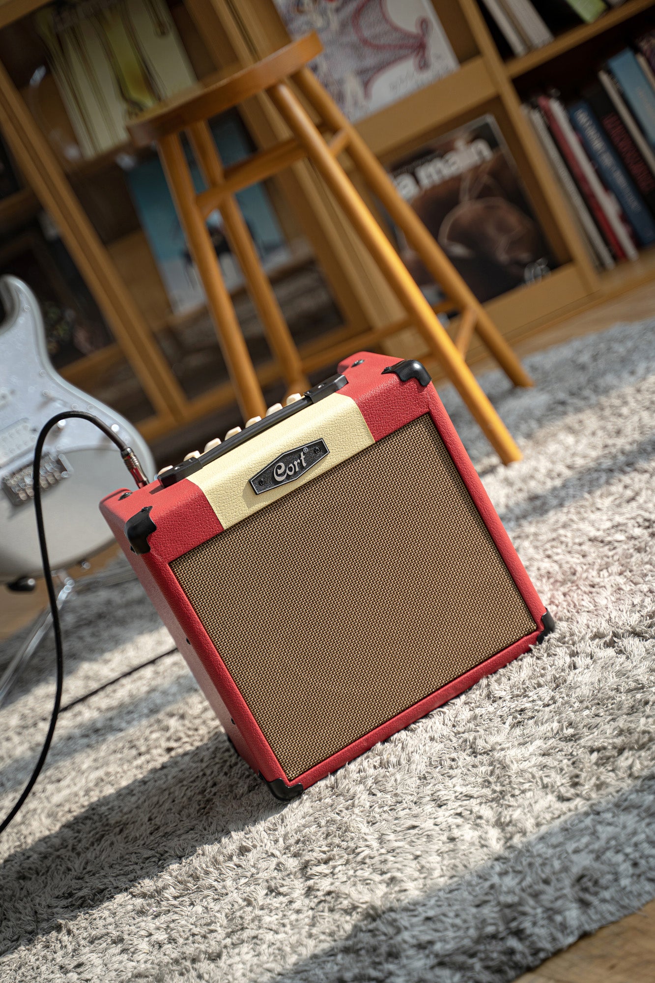 Ampli guitare 15W, 1 x 8", 2 canaux, égaliseur 3 bandes, réverb, entrée CD/MP3 mini-Jack, sortie casque mini-Jack, rouge