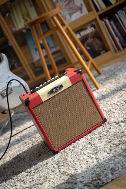Ampli guitare 15W, 1 x 8", 2 canaux, égaliseur 3 bandes, réverb, entrée CD/MP3 mini-Jack, sortie casque mini-Jack, rouge