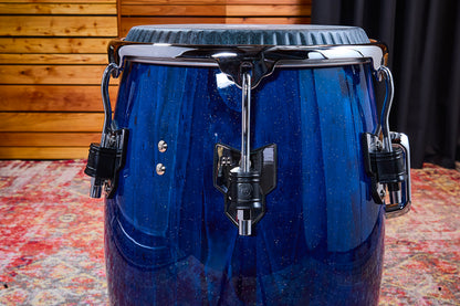 Tumba William 'Kachiro' 12" 1/2, fût pin de Nouvelle-Zélande 3 plis, hauteur 76.2cm, peau cuir de veau noir, cercles SSR 4mm