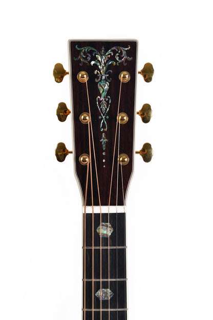 Modèle SGMC-41E-SB, Grand OM pan coupé, table épicéa massif, f/e acajou massif, touche ébène, EQ LR Baggs, soft case, sunburst