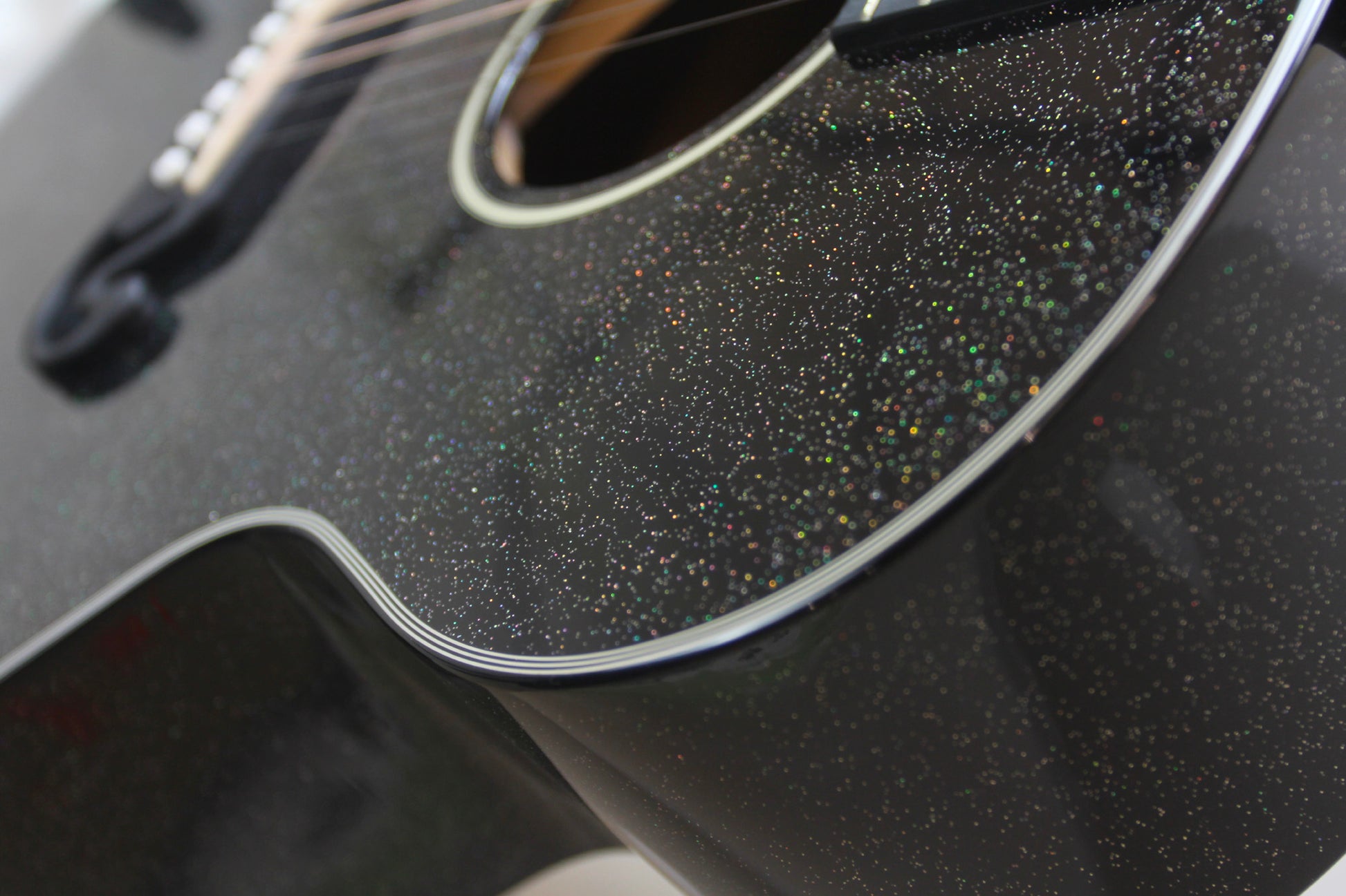 Modèle GJM-1E, Grand Jumbo, table épicéa massif, f/e acajou, touche micarta, EQ Fishman, noir pailleté