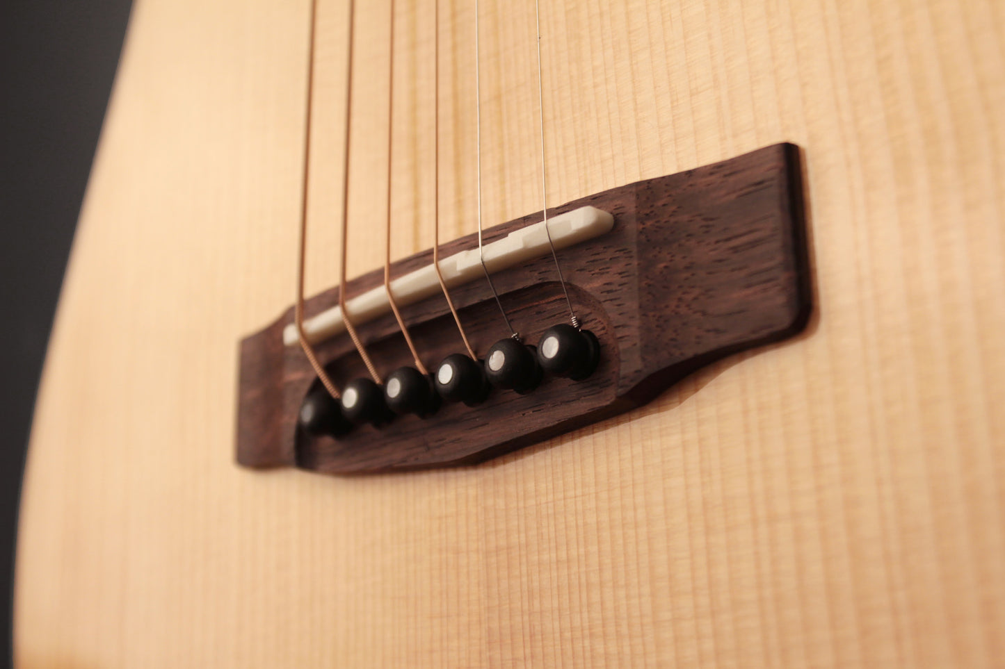 GOLD-MINI, forme Dreadnought 3/4, table épicéa massif torréfié, f/e acajou massif, avec housse, naturel brillant