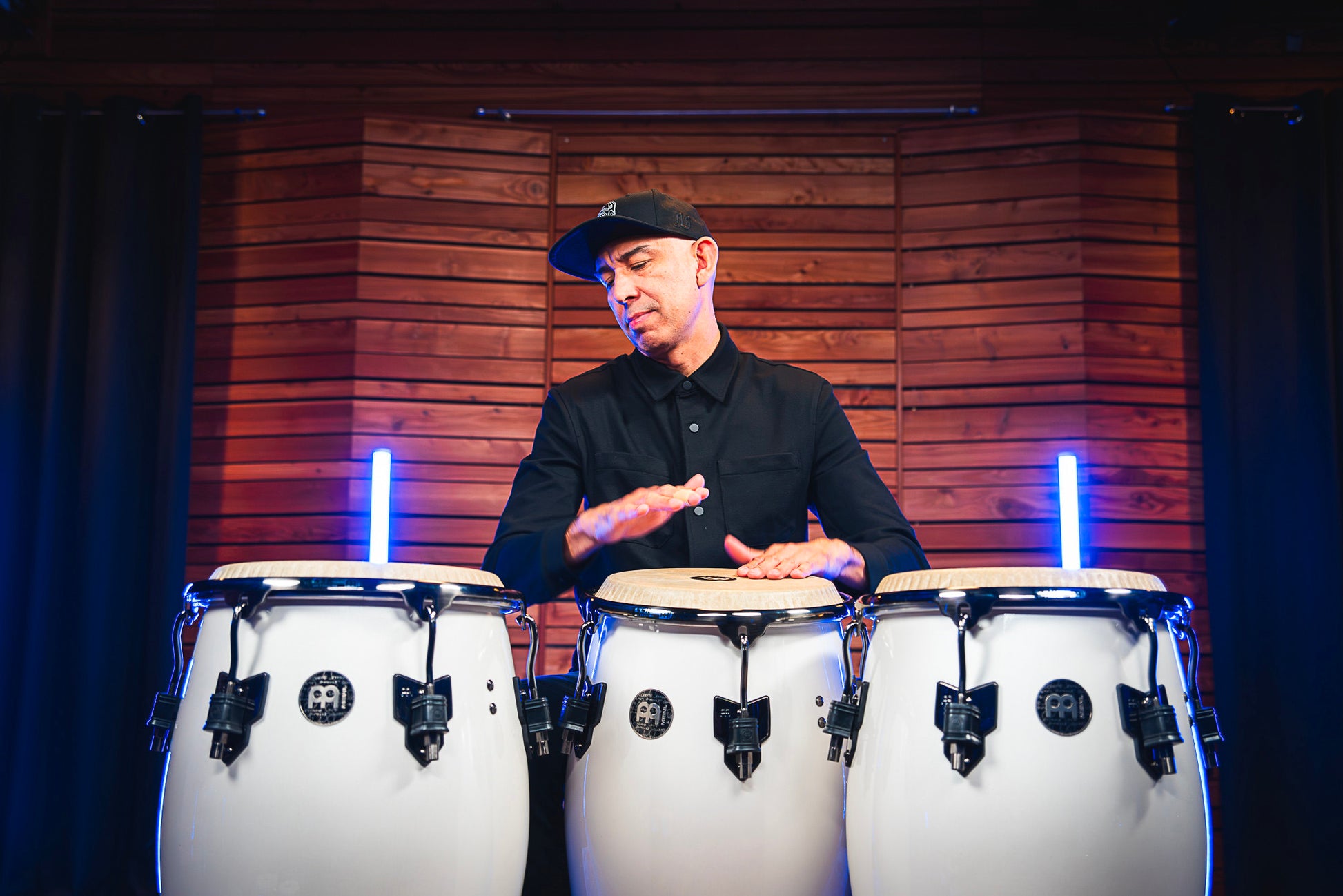 Conga Roberto Serrano 11" 3/4, fût Chêne Siam 3 plis, hauteur 76.2cm, peau Fiberskyn, cercles SSR 4mm.