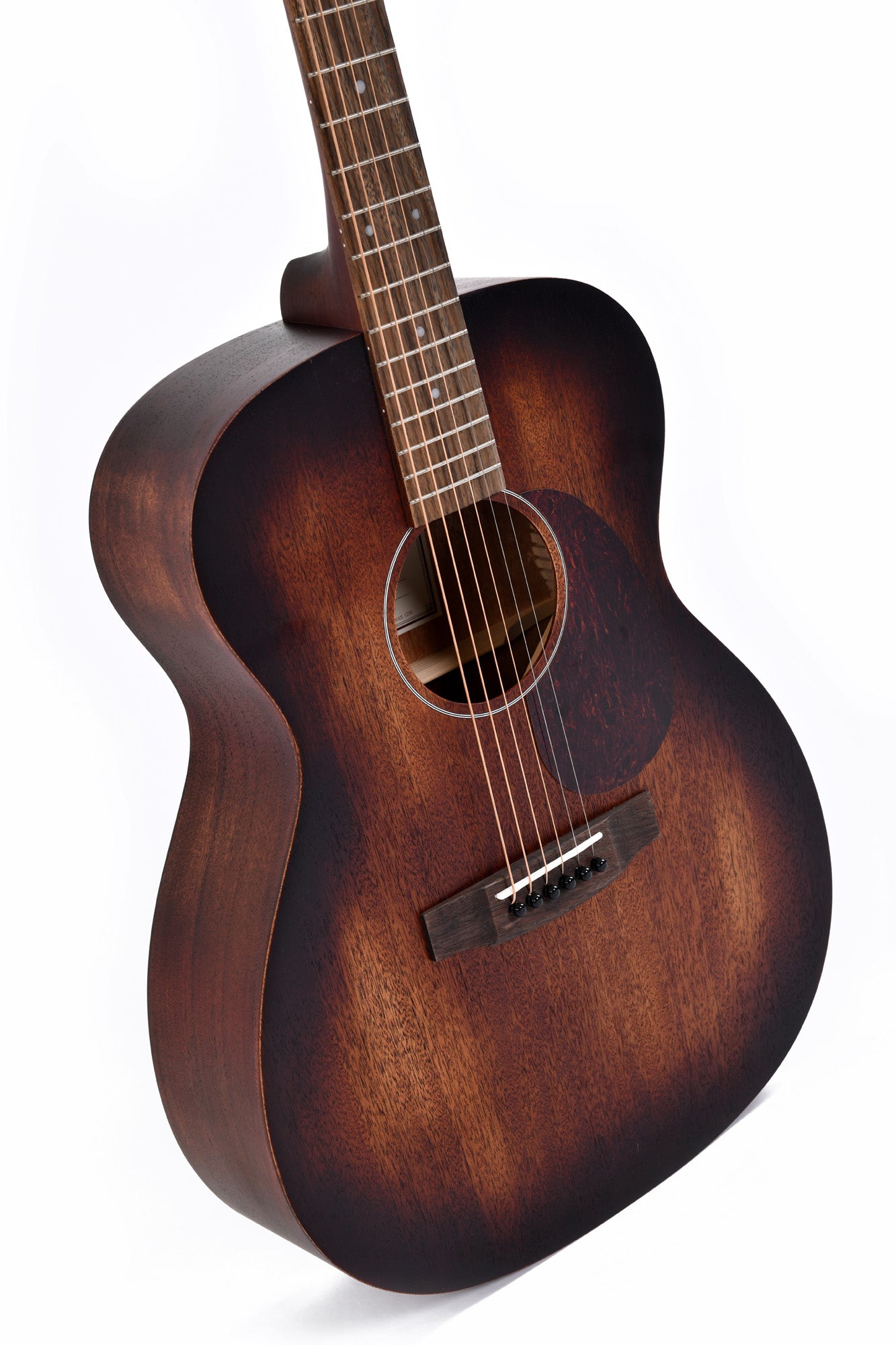 Modèle 000-15-AGED, Forme 000, table épicéa Sitka, fond & éclisses acajou, sillet & chevalet en os, sunburst satiné vieilli