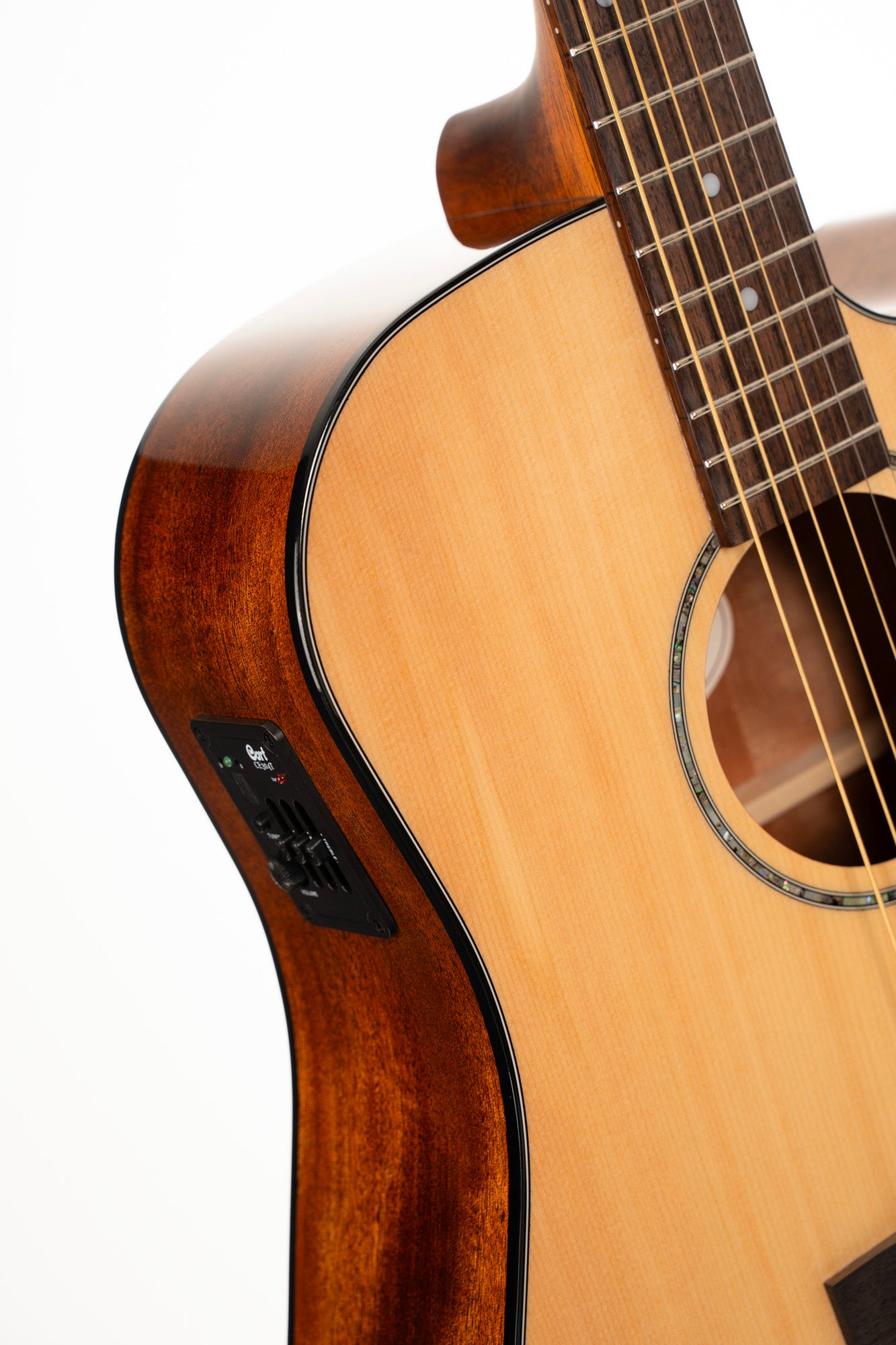 Earth 60 CE, pan coupé, table épicéa massif, fond & éclisses acajou, touche laurier, EQ CE304T, naturel brillant