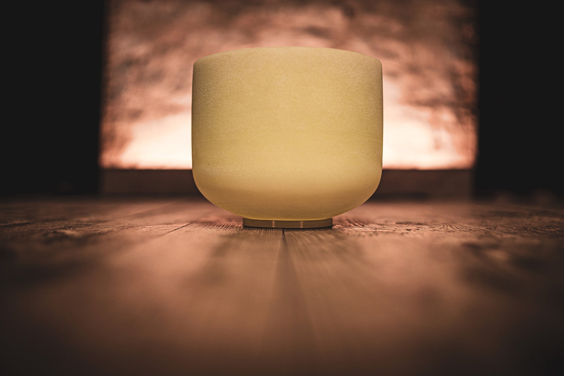 Bol tibétain d'une taille de 10" (25,40cm), hauteur : 19,56 cm. Quartz et émeraude.