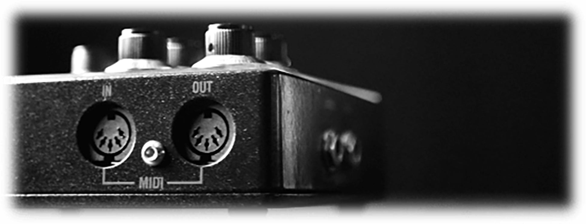 Pédale délai THE DIFFERENCE ENGINE, stéréo, 3 modes (Analogue, Digital, Dynamic), 100 presets, écran OLED 2.42", bleu