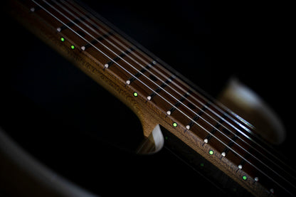 G290 FAT II, corps sassafras, table érable flammé, manche et touche érable torréfié, 2 micros Voiced Tone VTH-77, blue burst