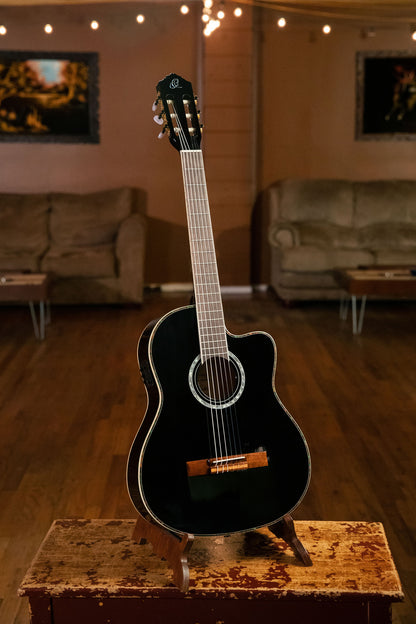 RCE145, modèle à caisse fine, pan coupé, EQ MagusPro, table épicéa massif, manche acajou (sillet 48 mm), noir brillant