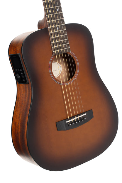 Earth Go, modèle Dreadnought 3/4, table épicéa massif, fond & éclisses acajou, HyVibe 2, housse, brown burst pores ouverts