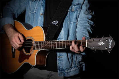 OSCU-4, courroie guitare, série Custom, face et dos cuir, âme synthétique, largeur 7 cm, longueur 145 cm, black braid