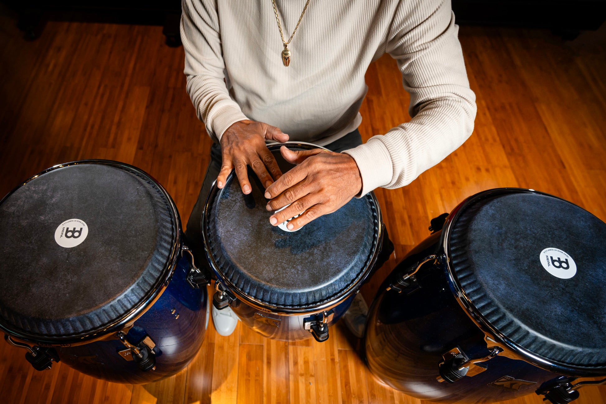 Tumba William 'Kachiro' 12" 1/2, fût pin de Nouvelle-Zélande 3 plis, hauteur 76.2cm, peau cuir de veau noir, cercles SSR 4mm