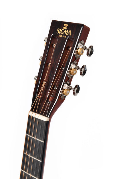 Modèle SDM-18S, Dreadnought, table épicéa massif, f/e acajou massif, touche ébène, tête ajourée, soft case, naturel brillant