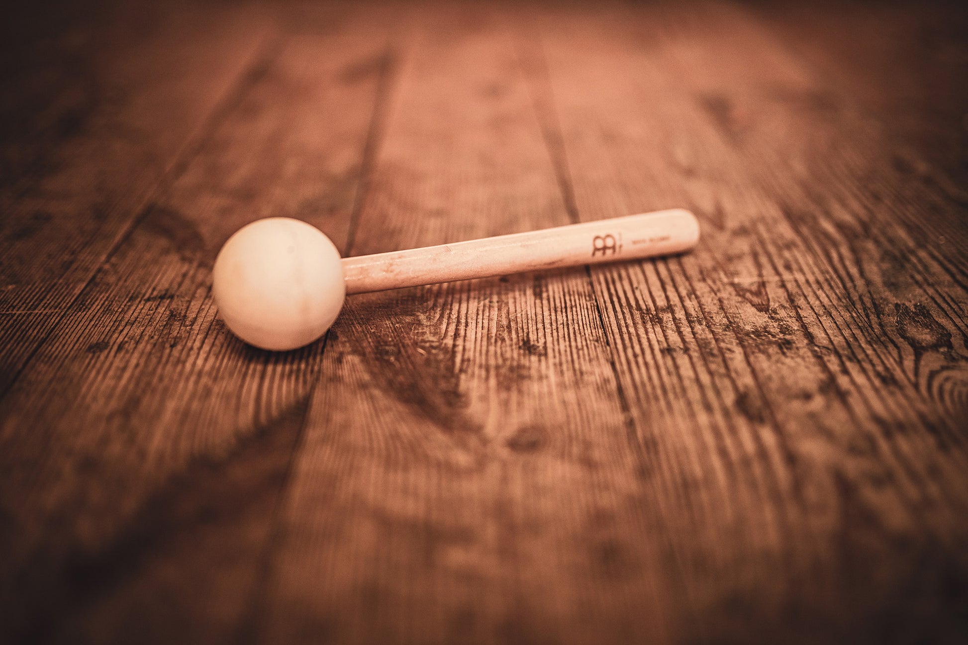 La mailloche pour bols tibétains en cristal.