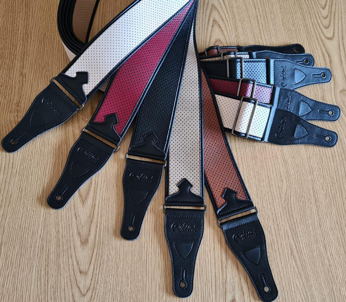 Pack de 7 courroies modèle MONTE-CARLO: 2x noir, 2x rouge, 1x woody, 1x beige, 1x vintage white, livré en boite cartonnée