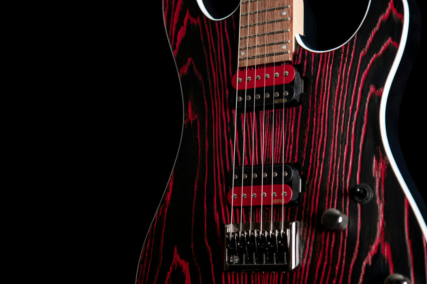 KX300 ETCHED, 6 cordes, corps acajou, table frêne sablée, touche pau ferro, 2 micros doubles EMG RetroActive, noir et rouge