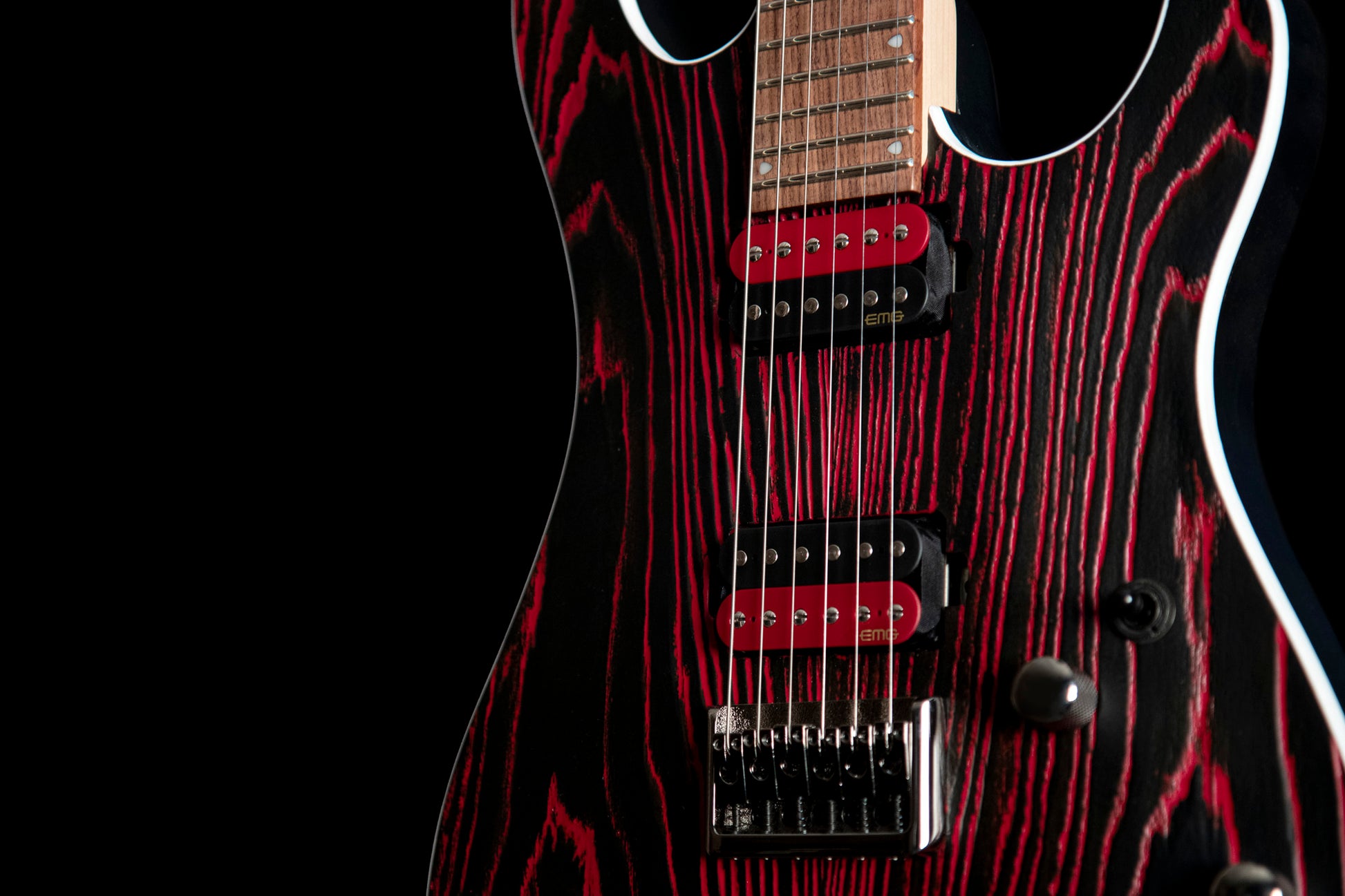 KX300 ETCHED, 6 cordes, corps acajou, table frêne sablée, touche pau ferro, 2 micros doubles EMG RetroActive, noir et rouge