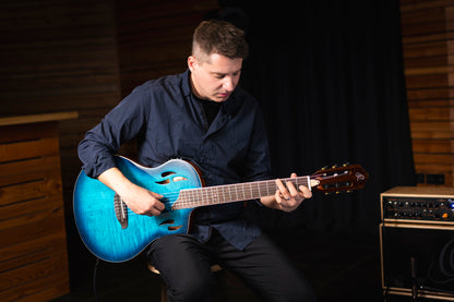 RTPDLX-FMA, modèle TourPlayer, EQ Magus X, corps okoumé, table érable flammé, sillet 48 mm, housse, bleu dégradé brillant