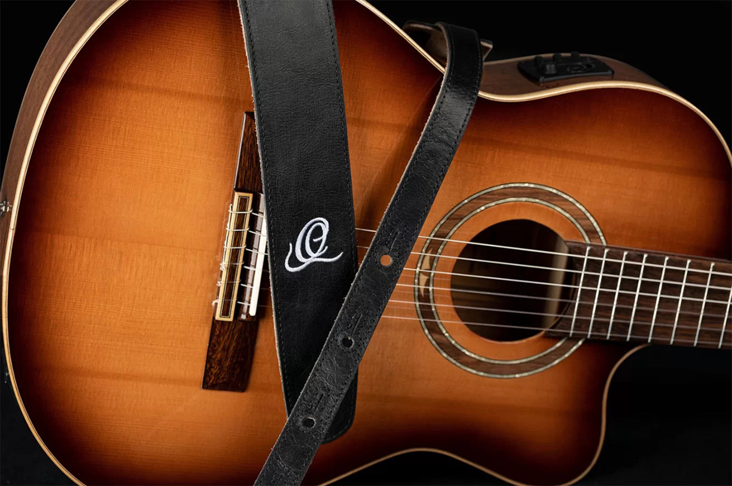 OSSU-10, courroie guitare, série Suede, face et dos cuir suédé, largeur 6 cm, longueur de 92 à 145 cm, ash